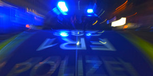 Blaulicht auf Dach eines Polizeiautos