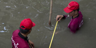 Polizisten suchen am vergangenen Dienstag nach einem Sprengsatz in einem Kanal in Bangkok.