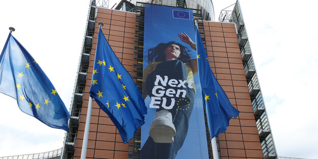 Plakat eine junge Frau mit Turnschuhen und der Aufschrfit "Next GenEU" daneben Europafahnen