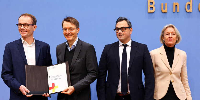 Mehrere Personen, u.a. Gesundheitsminister Lauterbach, bei einer Pressekonferenz