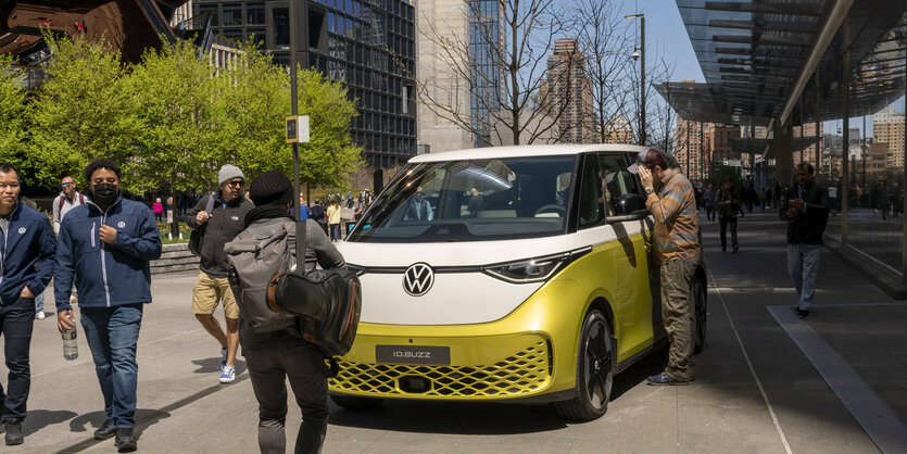 Ein Fahrzeug von VW auf einer Straße in New York