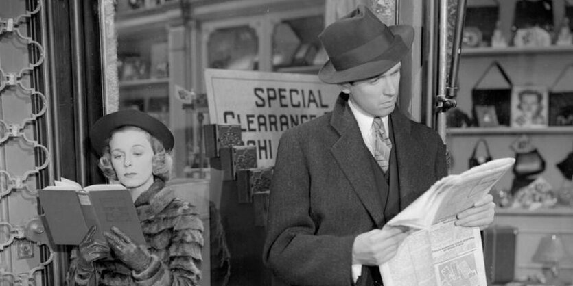 Margaret Sullavan und James Stewart lesend einander abgewandt vor einem Schaufenster