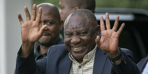 Präsident Ramaphosa winkt