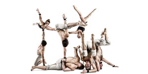 Sieben AkrobatInnen, die mit ihren Körpern eine menschliche Pyramide darstellen