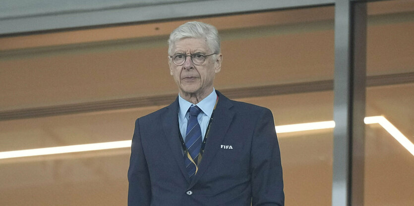 Arsene Wenger auf einer Tribüne der Fußball-WM