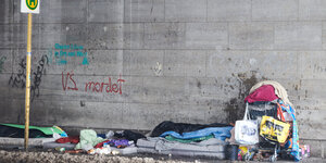 Ein Einkaufswagen, Tüten, Decken und Matratzen eines Obdachlosen liegen in der Unterführung hinter dem Bahnhof Zoo.