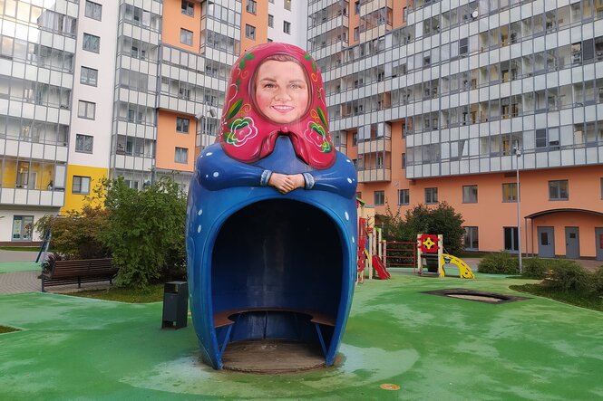 Ein Unterstand in Form einer Matrioschka-Figur auf einem Spielplatz in Sankt Petersburg