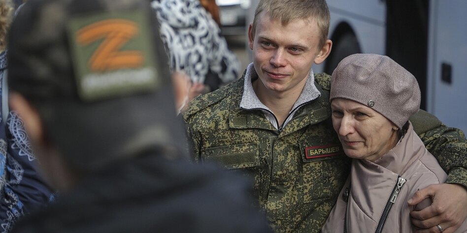 Ein russischer Soldat und seine Mutter