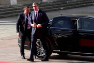 Der serbische Präsident Aleksandar Vucic steigt aus einem Auto