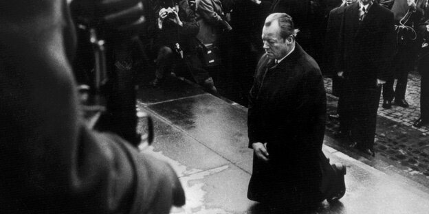 Bundeskanzler Willy Brandt kniet am 7. Dezember 1970 vor dem Mahnmal im einstigen jüdischen Ghetto in Warschau, das den Helden des Ghetto-Aufstandes vom April 1943 gewidmet ist.