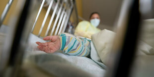 Ein am Respiratorischen Synzytial-Virus (RS-Virus oder RSV) erkrankter Patient liegt auf einer Kinderstation des Olgahospitals des Klinkums Stuttgart in einem Krankenbett.