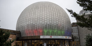 Blick auf das Planetarium mit seiner Kuppel