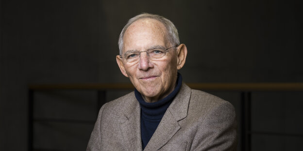 Portraitfoto von Wolfgang Schäuble in Rollkragenpullover und Sakko