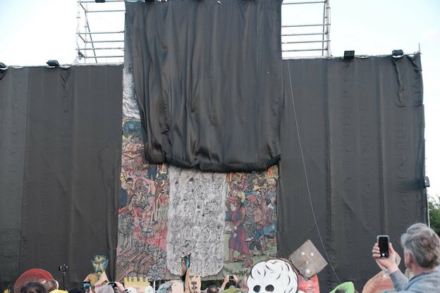 Das Banner in Kassel wird mit schwarzen Tüchern verhängt.