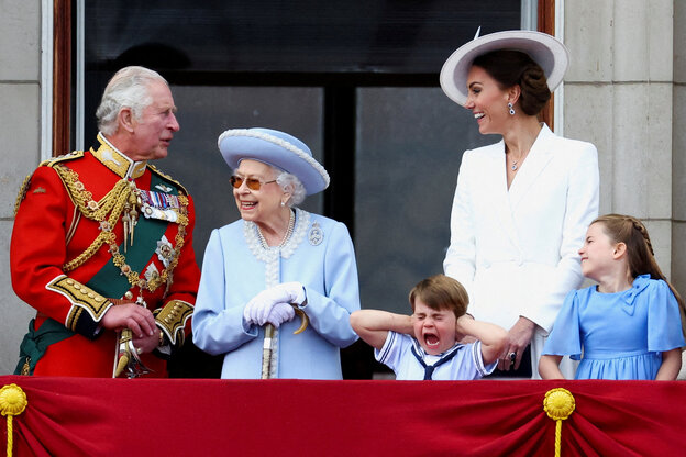 Die Königin mit Nachkommen auf einem Balkon.