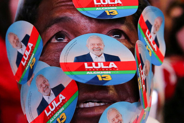 Mann mit Lula-Stickern in Gesicht