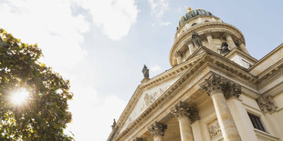 Eine Perspektive von unten auf den Französischen Dom auf dem Gendarmenmarkt