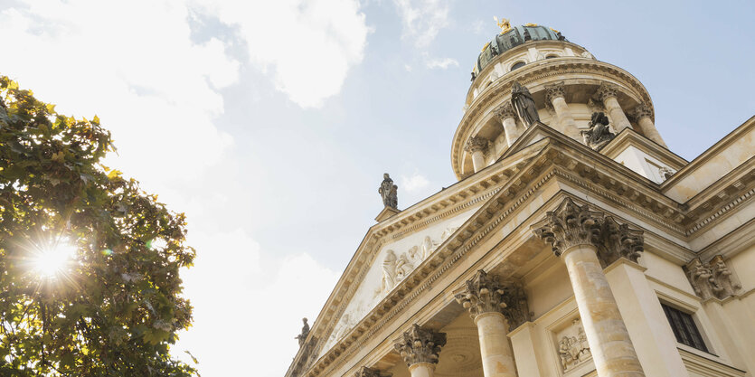 Eine Perspektive von unten auf den Französischen Dom auf dem Gendarmenmarkt