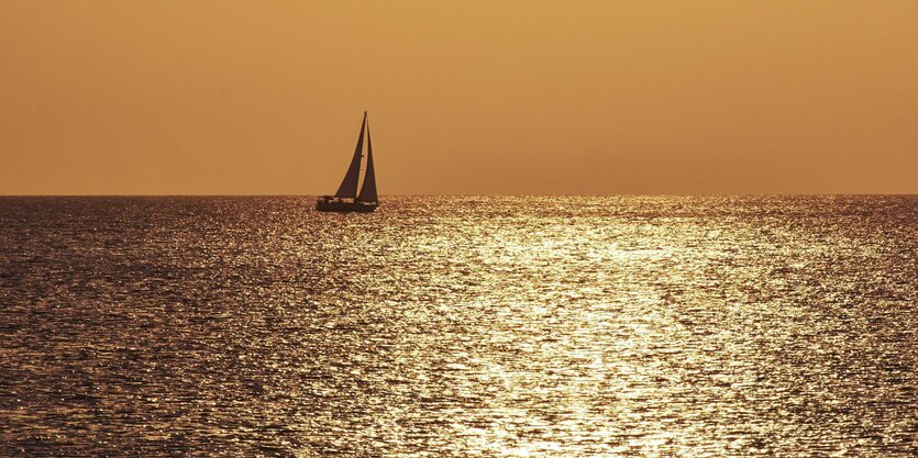 Segelboot im Sonnenuntergang