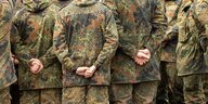 Bundeswehrsoldaten stehen beieinander