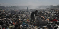 Menschen auf einer Müllhalde