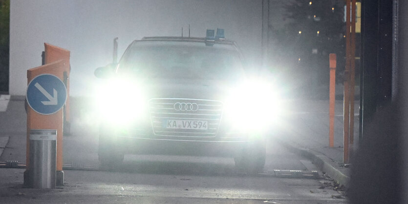 Zivile Polizeifahrzeuge fahren aus der Außenstelle des Bundesgerichtshofs (BGH)