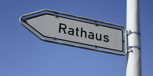 Schild mit der Aufschrift „Rathaus“