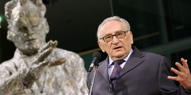 Egon Bahr steht neben einer Statue von Willy Brandt.
