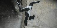 Ein Banksy-Kunstwerk an einem zerstörten Haus