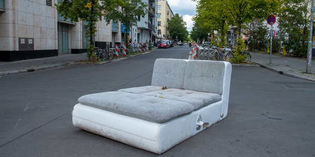 Bett auf einer Straße