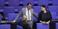 Die AfD-Abgeordnete steht 2018 mit dem jetzigen Parteichef Tino Chrupalla im Plenarsaal des Bundestages und unterhält sich