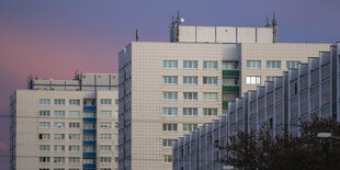 Der Himmel in Berlin am Abend vor der Kulisse der Hochhäuser im Osten der Stadt.