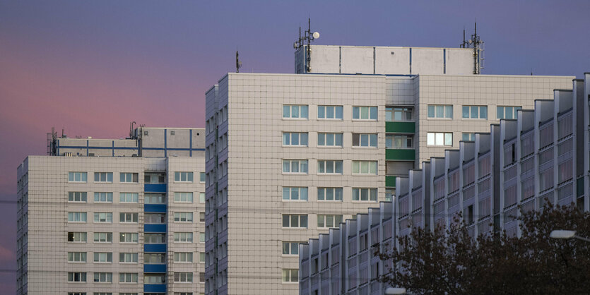 Der Himmel in Berlin am Abend vor der Kulisse der Hochhäuser im Osten der Stadt.