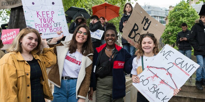 Proteste mit Schildern