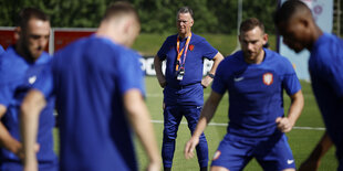 niederländische Spieler und Trainer beim Training