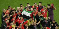 Die Mannschaft Marokkos mit Palästina-Flagge