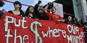 Amerikanische Studenten protestieren gegen Bildungskürzungen