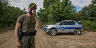 Griechischer Grenzschutzbeamter mit Fahrzeug