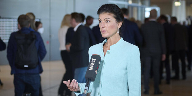 Sahra Wagenknecht vor einem Mikrofon