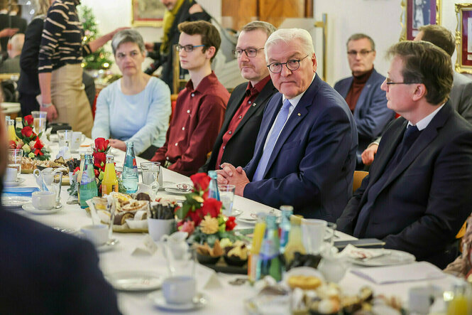 Frank Walter Steinmeier sitzt an einer Kaffeetafel