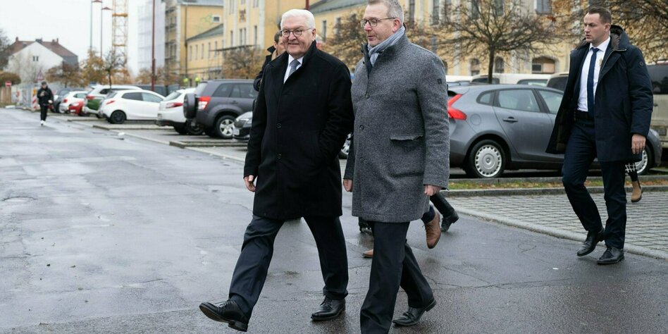 Frank Walter Steinmeier und der Oberbürgermeister von Freiberg, Sven Krüger, überqueren eine Straße