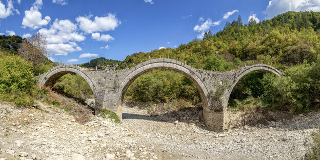 Eine alte Brücke in einer trockenen Landschaft