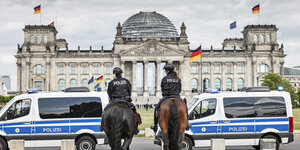 Polizisten vor dem Reichstagsgebäude