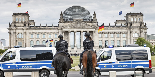 Police officers in front of the Reichstag building