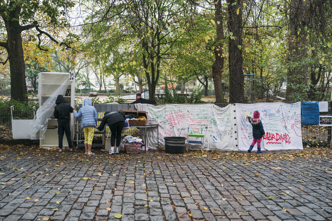 Anwohner stöbern an der Sammelstelle, an der bis vor kurzem die Tauschbox stand