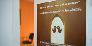 Werbung fürs muslimische Gebet im Raum der Stille an der Hamburger Universiät
