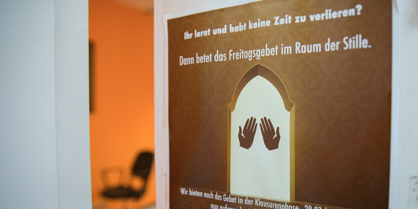 Werbung fürs muslimische Gebet im Raum der Stille an der Hamburger Universiät