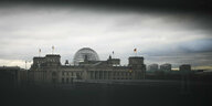 Bundestag aus der Ferne und im Nebel