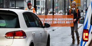 Aktivistinnen der Letzten Generation bei einer Straßenblockade