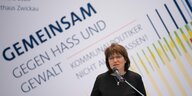 Die Bürgermeisterin von Zwickau spricht auf einer Diskussionsveranstaltung zu Gewalt gegen Kommunalpollitiker